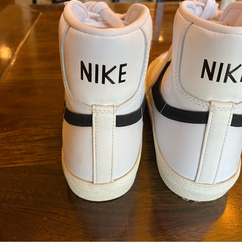Nike Blazer Mid '77 Vintage Women's Shoes	
Size W 8.5 / M 7